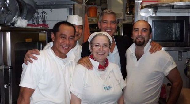 George Clooney con il personale del ristorante (foto Attualità)