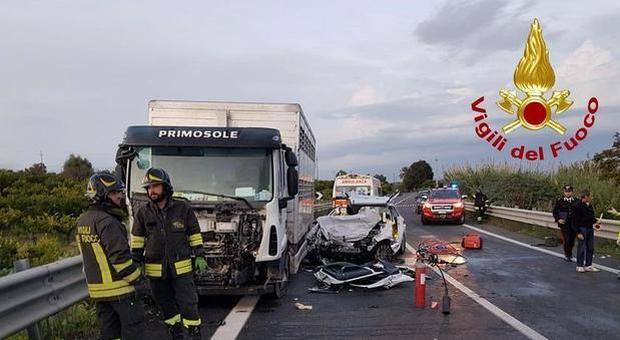 Schianto tra auto e camion sulla statale: muoiono due donne e un uomo, erano tutti sull'autovettura
