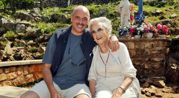 Lutto per Paolo Brosio, morta la mamma Anna Marcacci: star di "Quelli che il calcio" aveva appena compiuto 102 anni