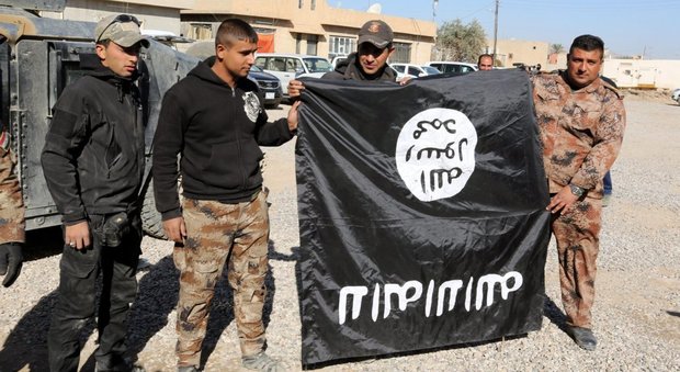 Isis, autocisterna esplode contro pullman di pellegrini a Baghdad: almeno 80 morti