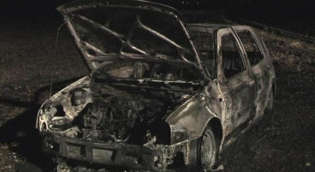 A fuoco le auto in garage: tutti fuori, un ferito e 24 famiglie senza il gas
