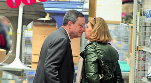 Mario Draghi con la moglie al market