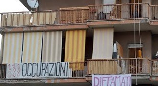 Costretto a pagare duemila euro d'affitto per restare nella ex scuola "8 Marzo" occupata: donna arrestata