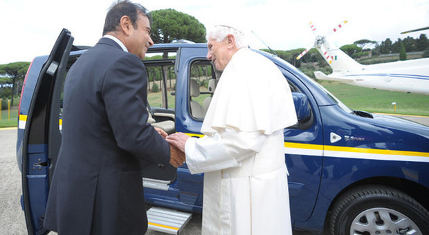 Il presidente della Renault Carlos Ghosn consegna la vettura elettrica a Papa Ratzinger