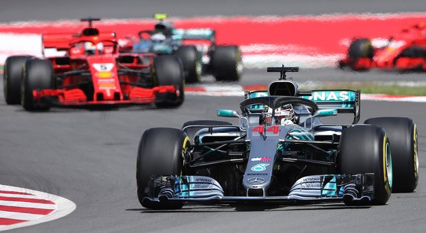 La Mercedes di Hamilton precede la Ferrari di Vettel a Montmelò