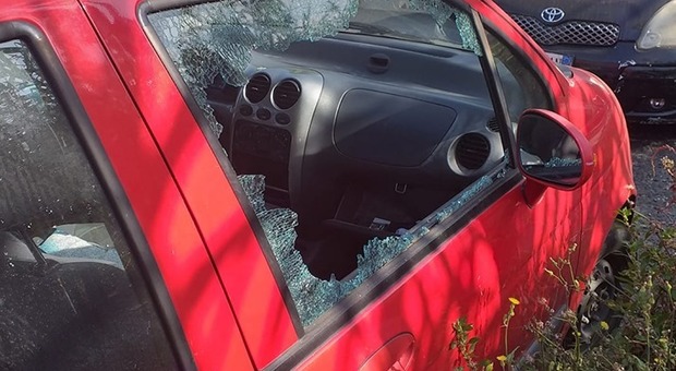 Raid notturno dei vandali, auto devastate nel Napoletano