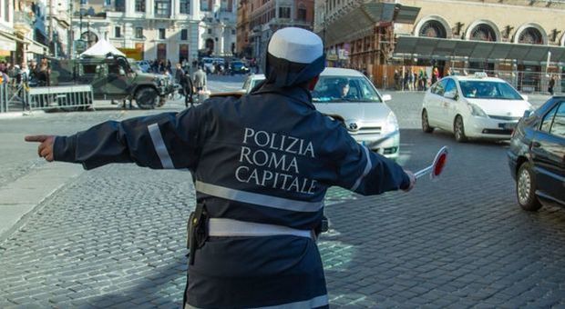 Roma, funzionario della polizia ai domiciliari: intascava mazzette in cambio di favori