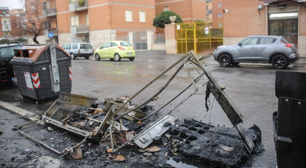 Roma, rivolta per i rifiuti in strada: cassonetti in fiamme
