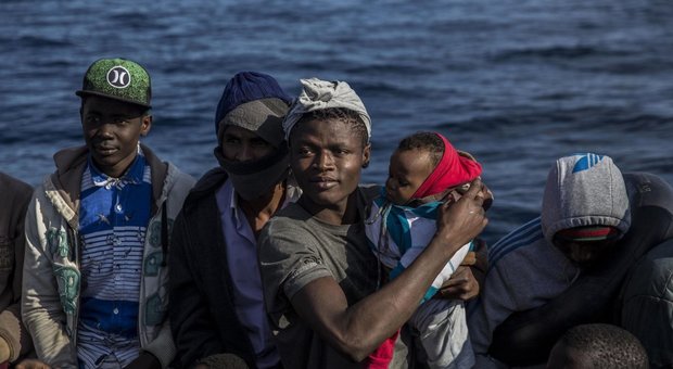 Migranti, approdato nel porto di Napoli il rimorchiatore della ong Open Arms