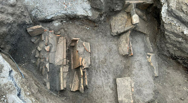 San Marzano, posano i cavi elettrici e scoprono 3 tombe dell'epoca preromana