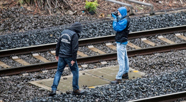 Ragazzo di 16 anni attraversa i binari e viene investito dal treno: morto sul colpo