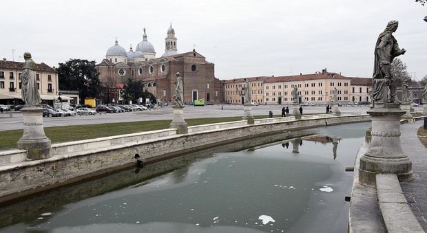 L'isola Memmia ghiacciata in Prato della Valle, Padova