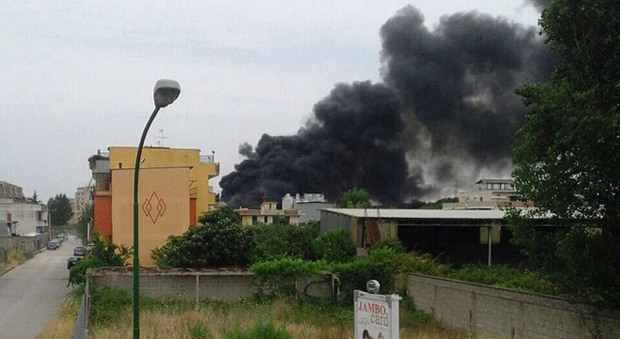 In fiamme campi vicino alla fabbrica di vernici: incubo nube tossica a Caivano