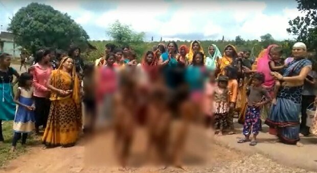 India, bambine nude in processione per propiziare la pioggia. Sui social le immagini choc