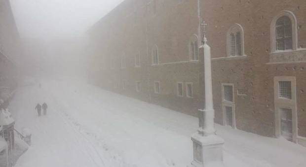 Urbino, fino ad un metro di neve nell'entroterra: scuole restano chiuse