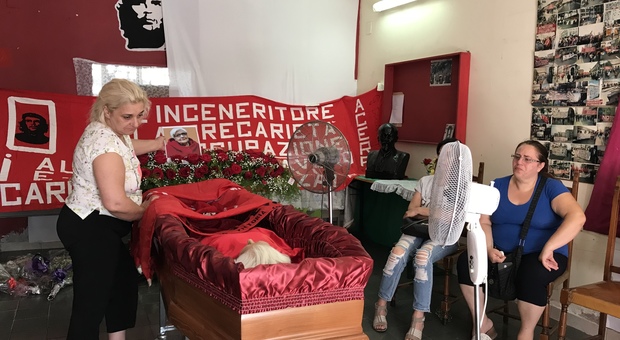 Bandiere rosse e l’internazionale per l’ultimo addio a Consiglia Terracciano, la leader dei disoccupati