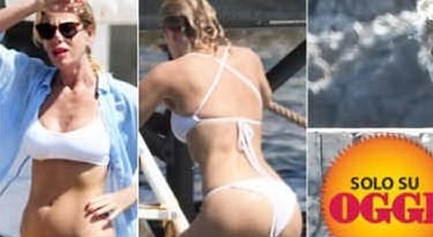 Alessia Marcuzzi, in Costa Azzurra il bikini è bollente