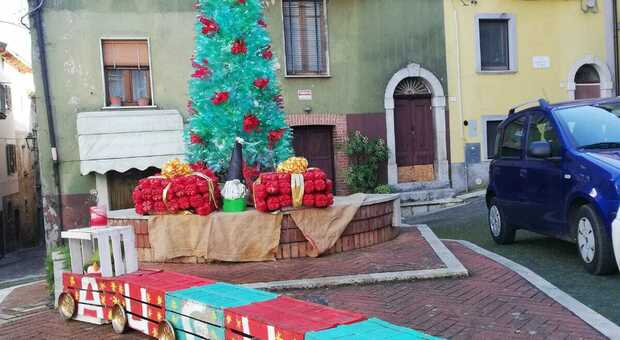 Migranti e volontari allestiscono il centro storico per Natale