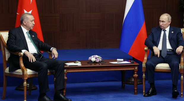 Guerra, Erdogan prova la mediazione con Putin sul grano. Ma Mosca continua a bombardare i porti ucraini