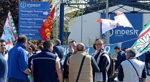Whirlpool annuncia 1.350 esuberi e chiude la Indesit di Caserta e Albacina: ira di governo e sindacati