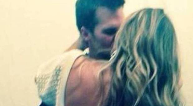 Gisele Bündchen e Tom Brady, bacio travolgente su Instagram