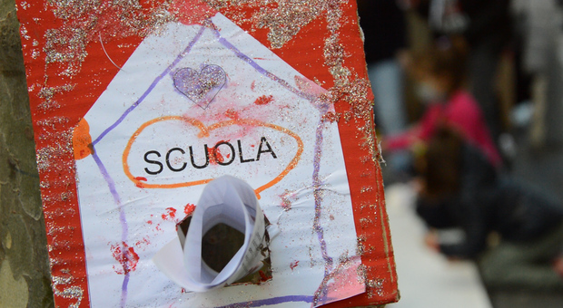 Napoli: «Regaliamo la scuola a Natale», genitori e bambini contro la Dad