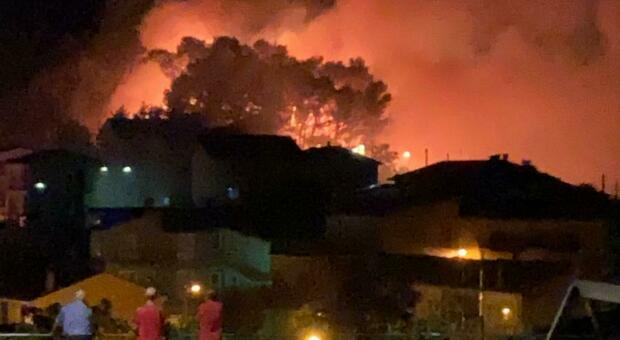 Incendio di vaste proporzioni vicino alle case, paura in Irpinia