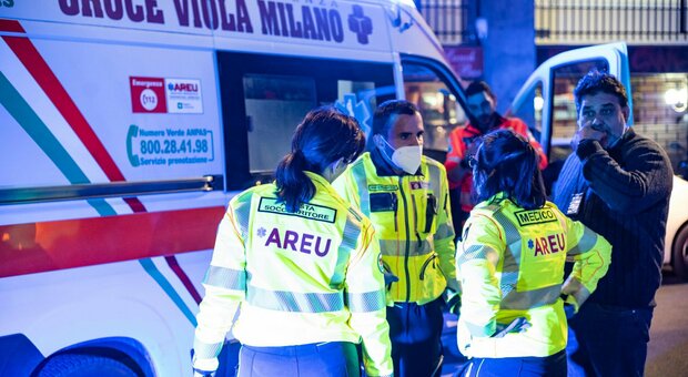 Passanti accoltellati alla stazione centrale di Milano per tentata rapina, cinque feriti: uno è grave