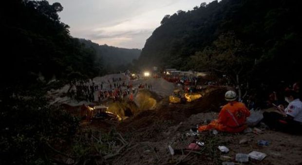 Frana in Guatemala, almeno 131 morti: dopo i primi soccorsi è il giorno dei lutti
