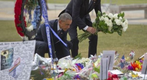 Obama incontra le famiglie delle vittime: «Distruggeremo l'Isis, ma leggi più severe sulle armi, solidarietà alla comunità Lgtb»