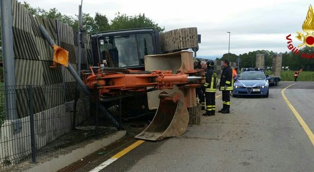 Dal pianale del camion cade un... escavatore: traffico in tilt