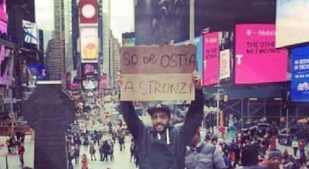Un romano "de Ostia" a New York: il suo scatto virale da Times Square