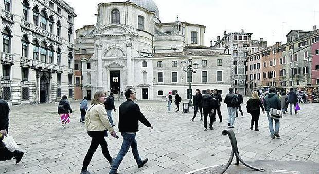Baby gang a Venezia, le famiglie delle vittime: «Prendeteli»