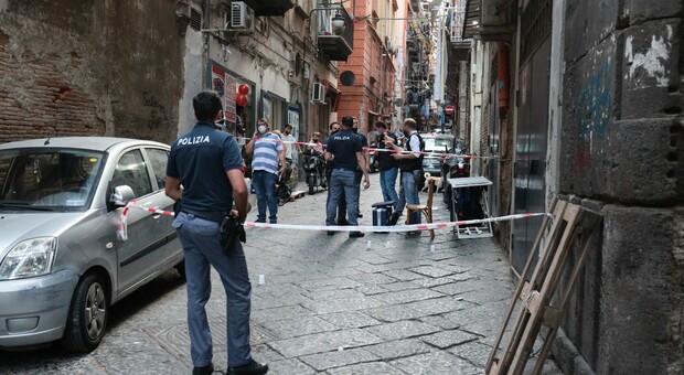 Napoli, raid con spari ai Quartieri Spagnoli: «Anche un minore nel commando»