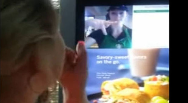 La ragazza sordomuta ordina da Starbucks: la risposta della cameriera spopola su Fb -GUARDA