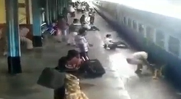 India, scende dal treno in corsa e finisce incastrata tra i vagoni: salvata da poliziotto