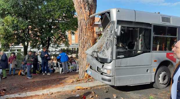 Autobus contro albero a Roma, una passeggera: «Un boato, poi i vetri sono scoppiati»