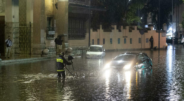 Bomba d'acqua a Roma: strade allagate, traffico e metro in tilt. «Fuori uso i telefoni della Protezione Civile»