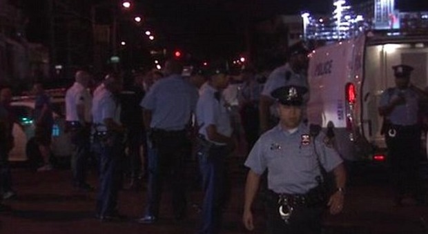Usa, agguato contro la polizia a Philadelphia: feriti due agenti e tre passanti, morta una donna
