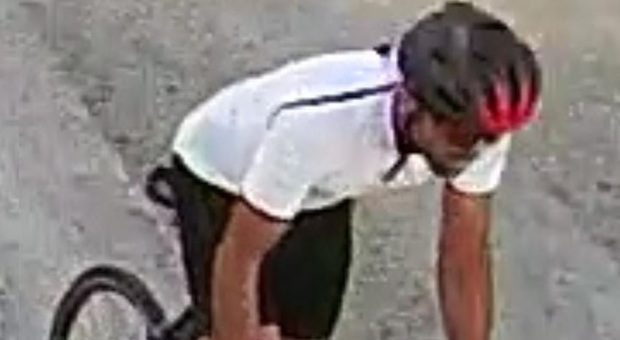 Il ciclista pirata ripreso dalle telecamere