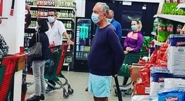 Pantaloncini e mascherina in coda al supermercato come tutti gli altri, ma è la persona più importante del Paese