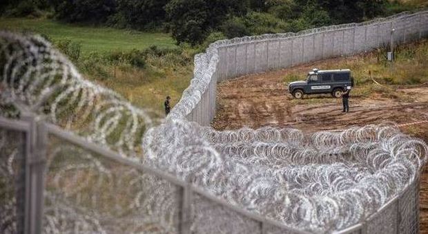 Ungheria, sì al muro anti-immigrati al confine con la Serbia