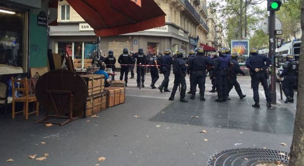 Terrorismo, torna la paura a Parigi, blitz in chiesa per liberare ostaggi: ma era soltanto un falso allarme