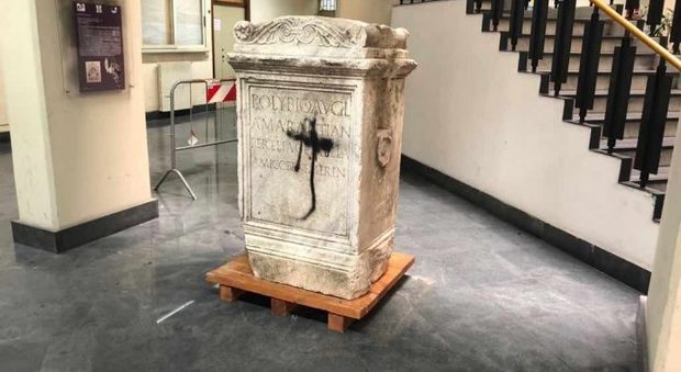 Giugliano: Ara funeraria romana in degrado, tutelata ed esposta in Comune
