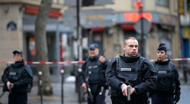 Paura a Parigi: "10 terroristi in chiesa", ma è uno scherzo telefonico