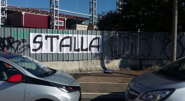 Torino, striscione davanti al nuovo Filadelfia: «Stalla»