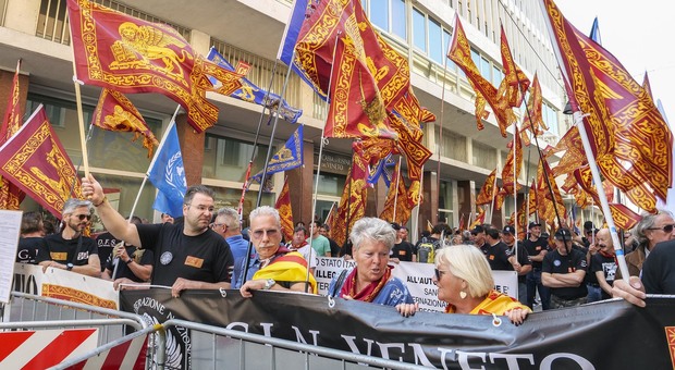 La protesta dei venetisti davanti al tribunale di Rovigo