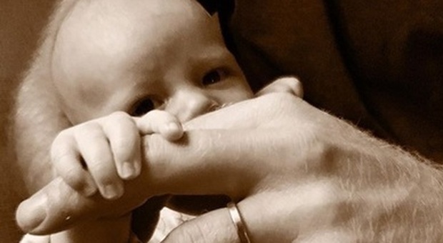 Royal Baby Sussex, Harry pubblica la prima foto del viso di Archie