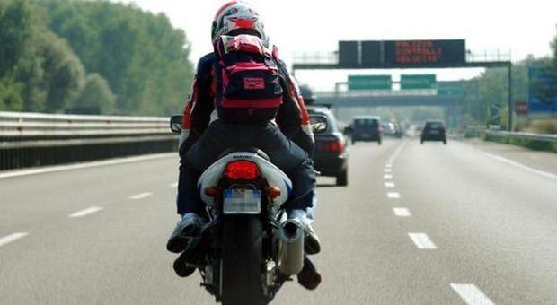 Motociclista a 210 km/h in tangenziale a Udine: multa sino a 3.400 euro