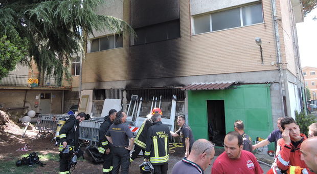 Genzano, terrore nella scuola in fiamme: 40 bambini portati in salvo da polizia e pompieri nelle aule invase dal fumo
